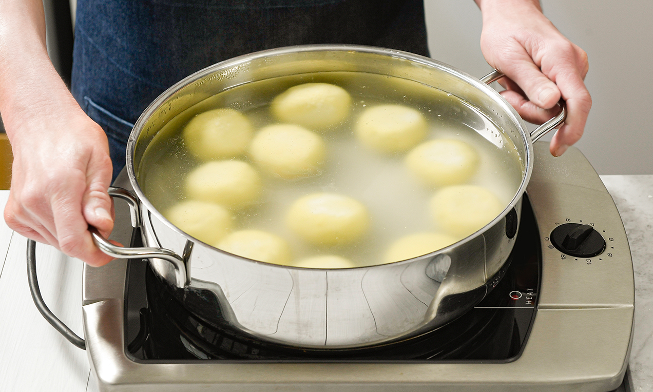 Knödel im Topf garen DSC3900 Ausschnitt