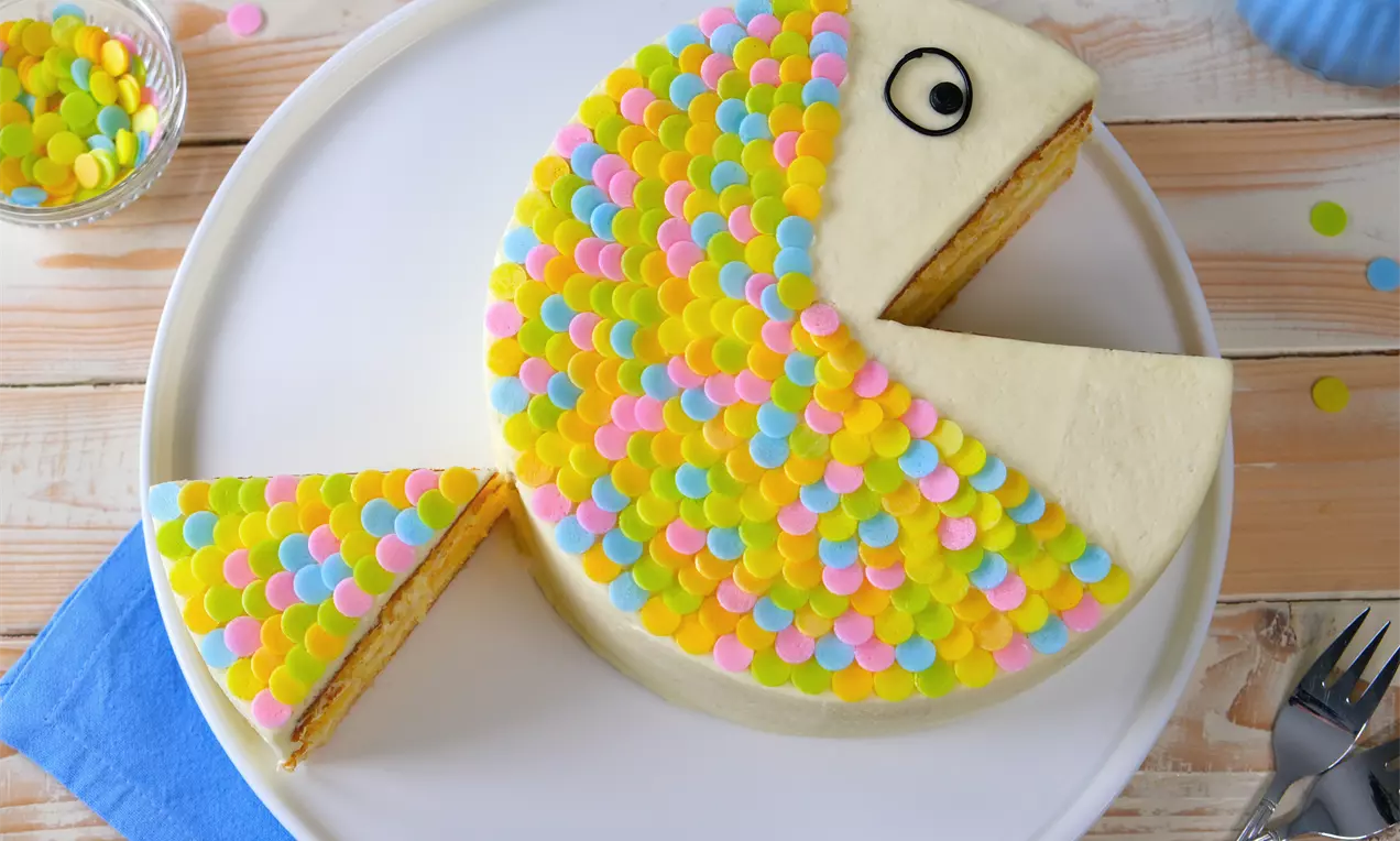 Backe einen zitronige kleine Torte, als Fisch dekoriert, zur Kommunion.