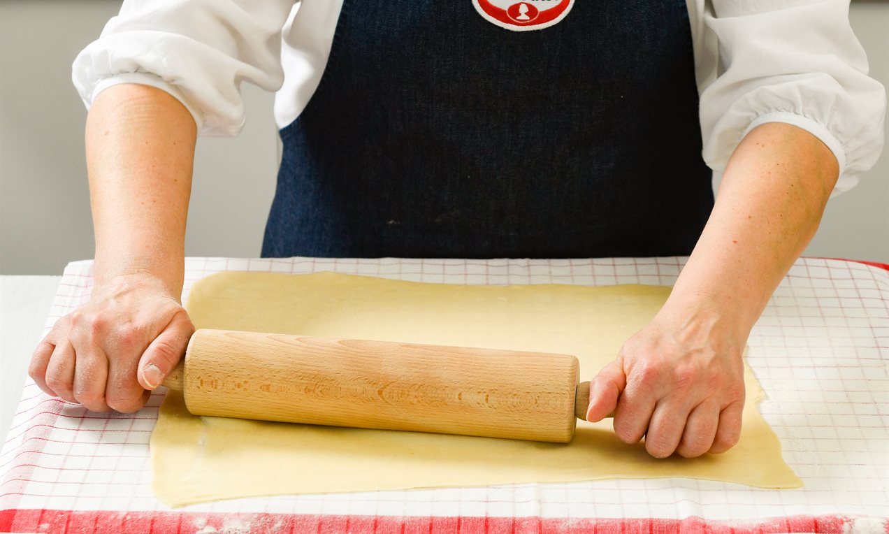 Strudelteig auf Küchentuch ausrollen 4952