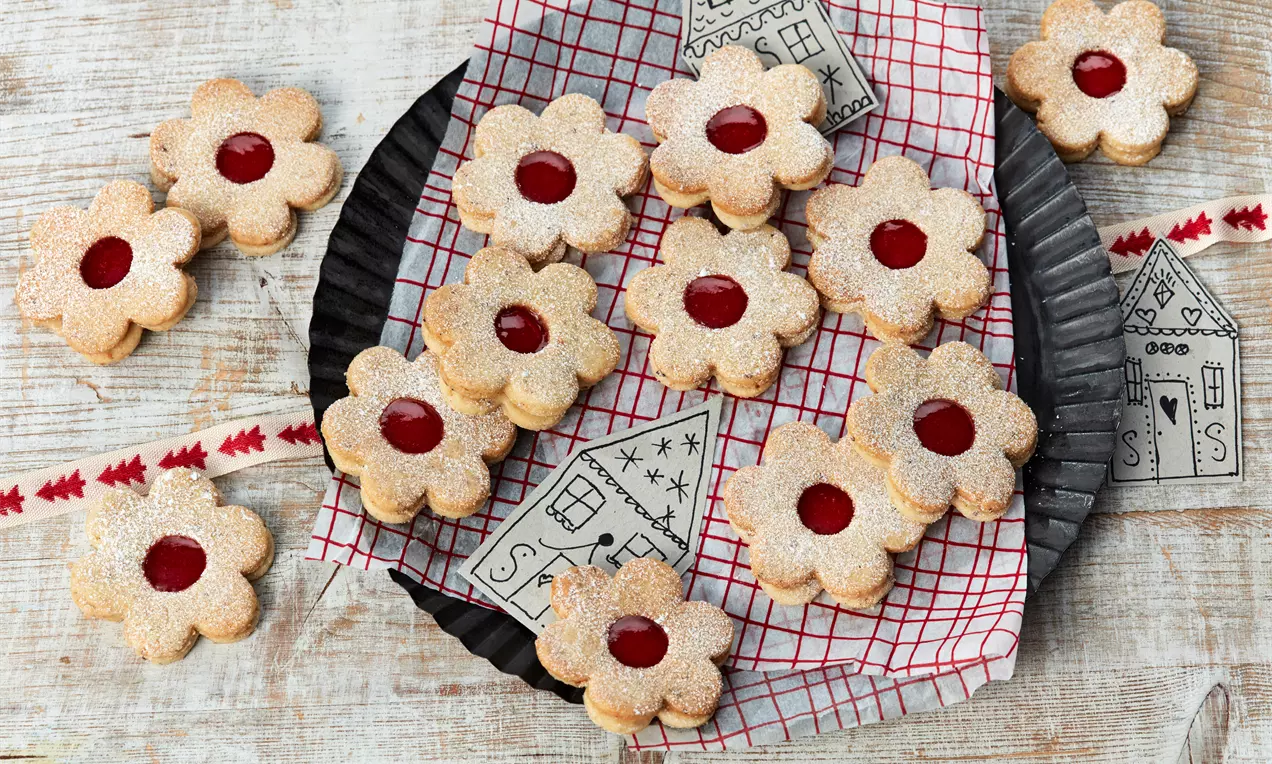 Diese fruchtig nussigen Linzer Plätzchen bringen Farbe auf jeden Plätzchenteller. So gelingen die Linzer Plätzchen ganz einfach.