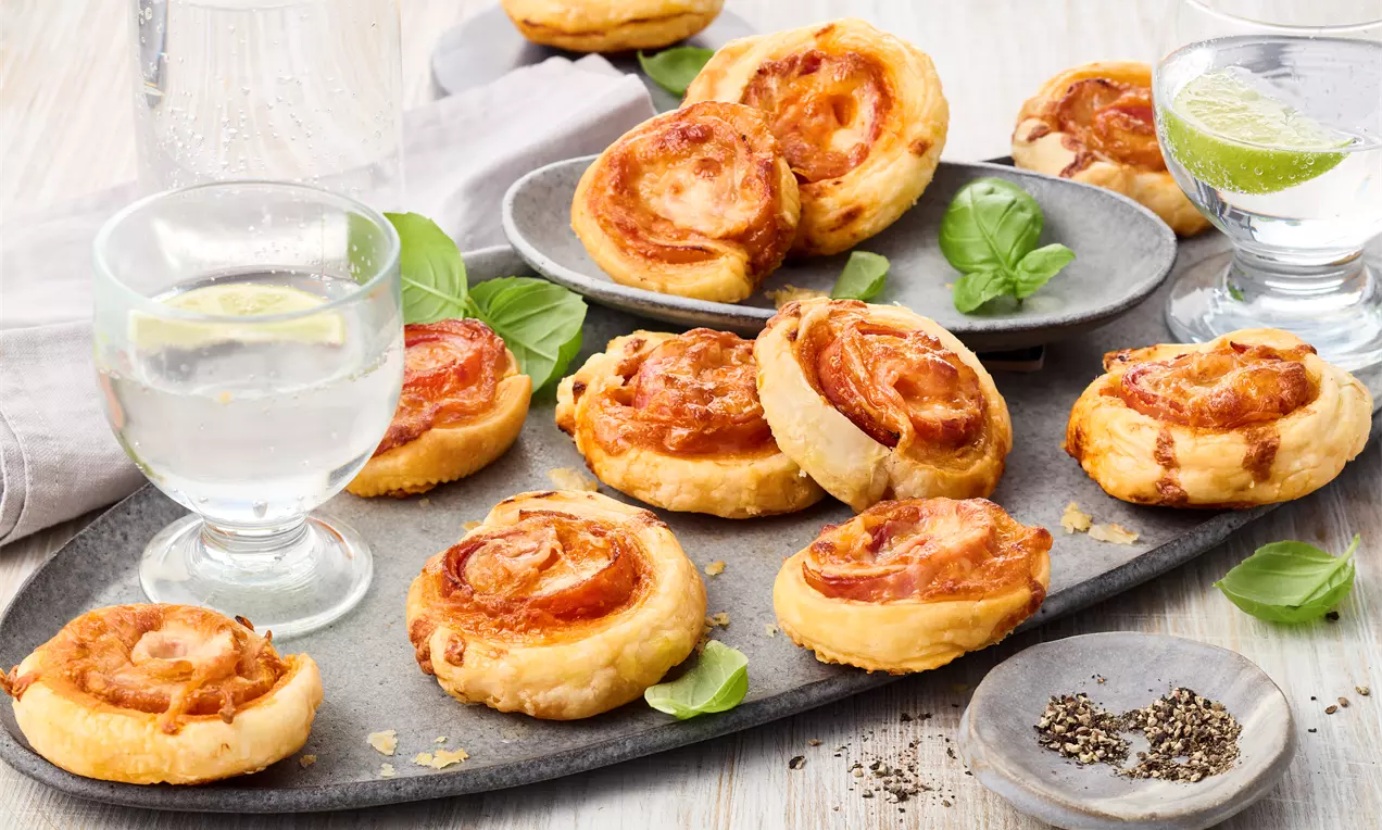 Herzhafte Blätterteig-Schnecken mit würziger Salami, zartem Schinken und cremiger Soße, goldbraun gebacken – der perfekte Snack für Partys oder zwischendurch, einfach und lecker.