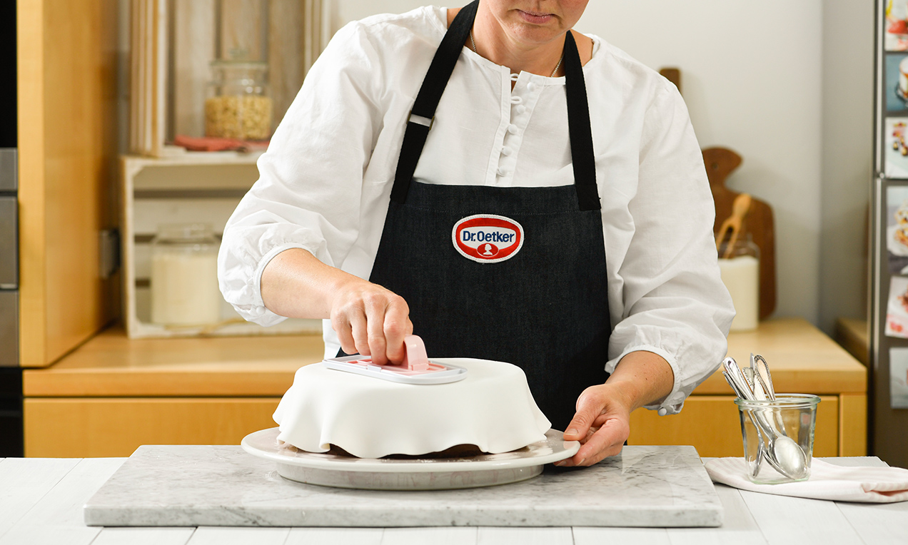 Fondantdecke glattstreichen Ausschnitt DSC6634