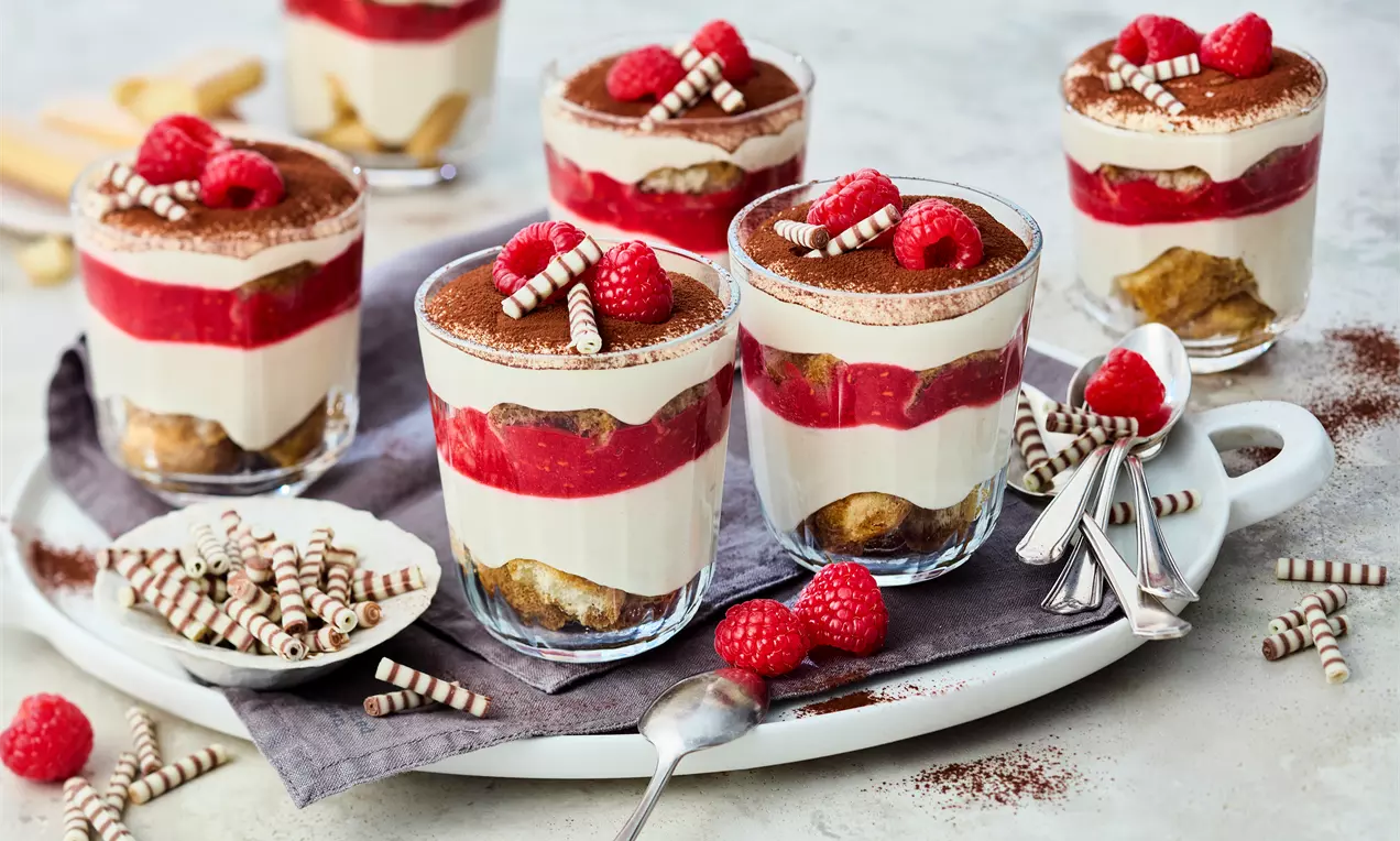 Himbeer-Tiramisu im Glas mit Mascarpone, frischen Himbeeren, Amaretto und Löffelbiskuits – fruchtiges Dessert-Rezept, schnell gemacht und perfekt zum Vorbereiten.