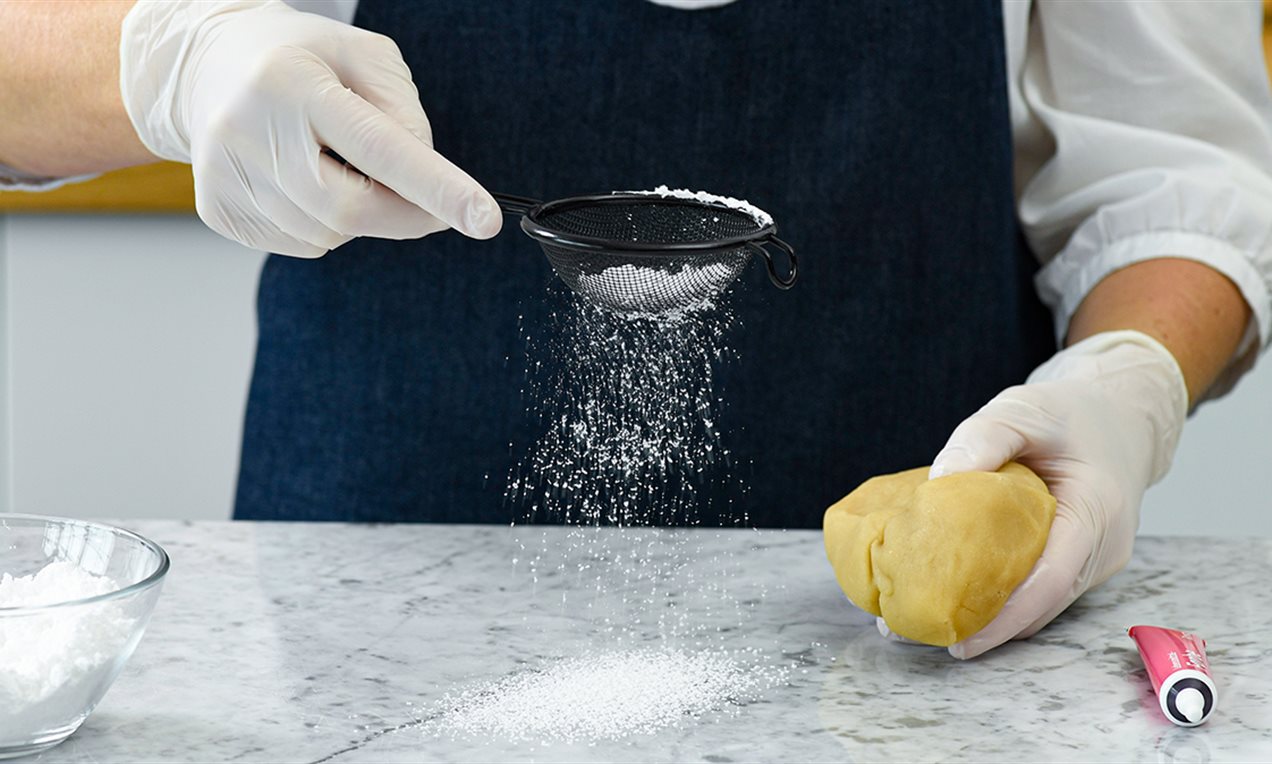Marzipan einfärben Arbeitsplatte Puderzucker DSC7240 Ausschnitt