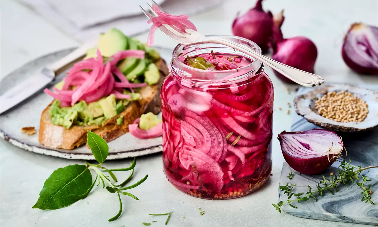 Eingelegte rote Zwiebeln im Glas zu einem Avocado Brot – einfaches Rezept mit Essig, Zucker und Kräutern. Perfekt als Topping für Burger, Salate oder Grillgerichte. Schnell gemacht und aromatisch