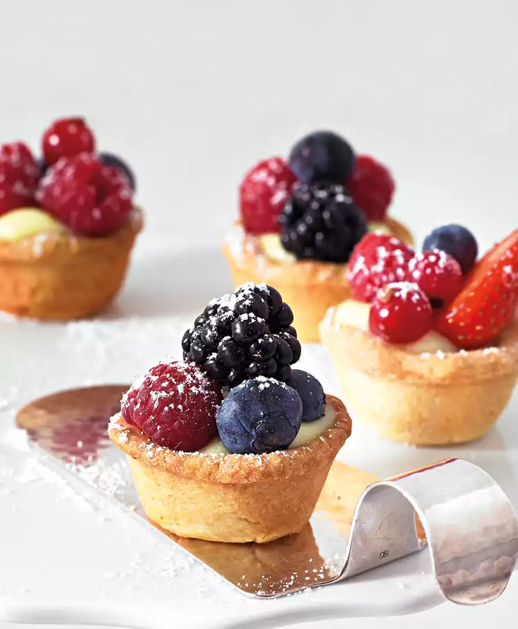Beeren-Tartelettes mit Vanillepudding