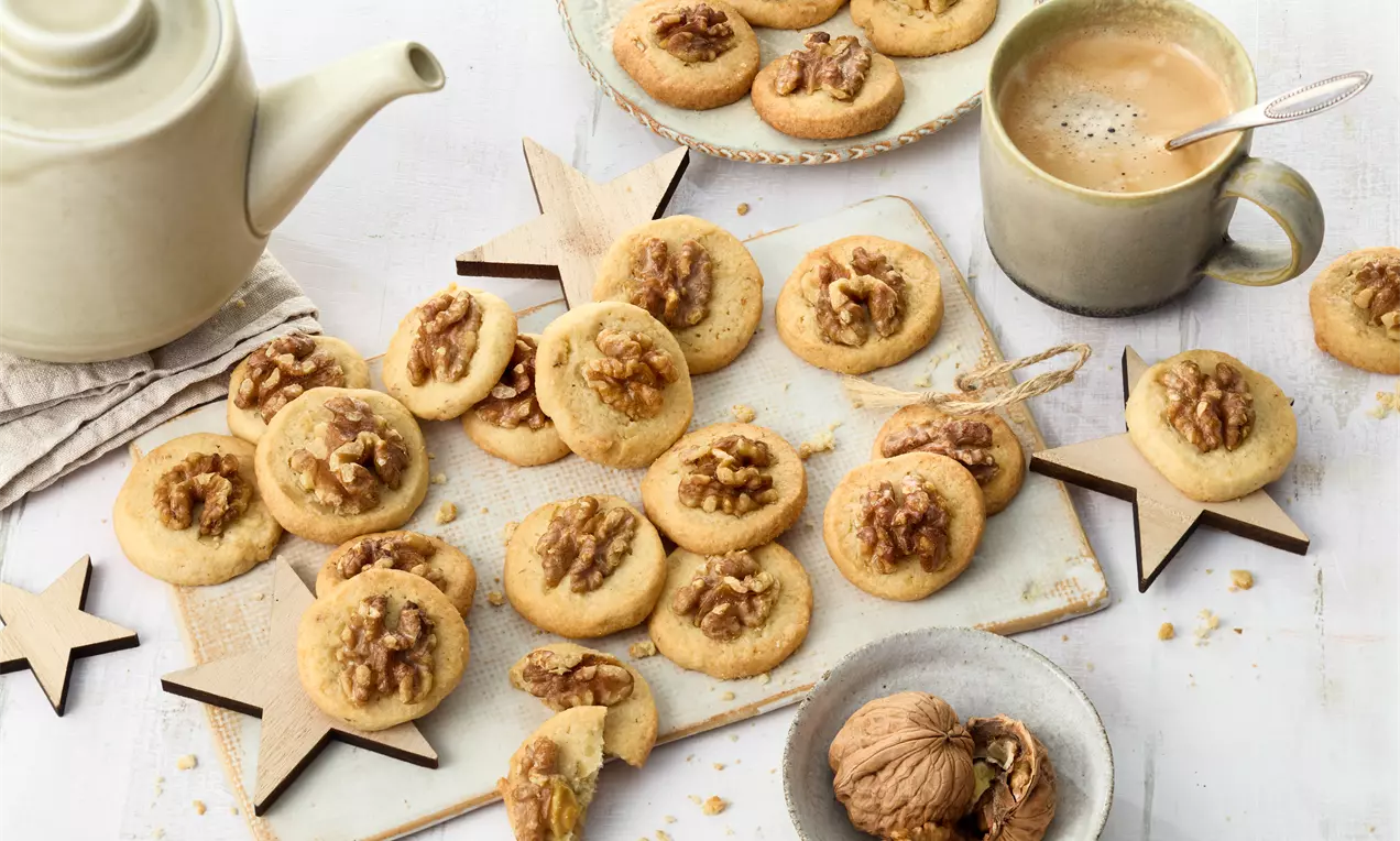 köstliche Walnuss-Marzipan-Plätzchen schnell und einfach zu Hause backen. Mit gerösteten Walnüssen und feinem Marzipan