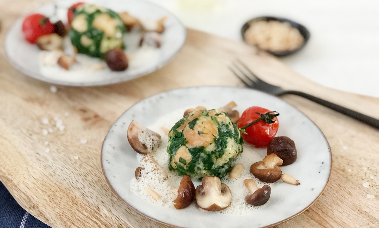 Spinatknödel mit Pilzen und weißem Tomaten-Schaum E5184 ret ausschnitt