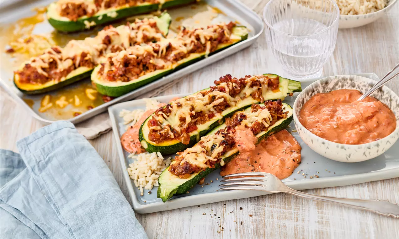 Gefüllte Zucchini mit Hackfleisch, Käse und Tomatensoße – einfaches Ofengericht für jeden Tag. Herzhaft, schnell gemacht und voller Geschmack.