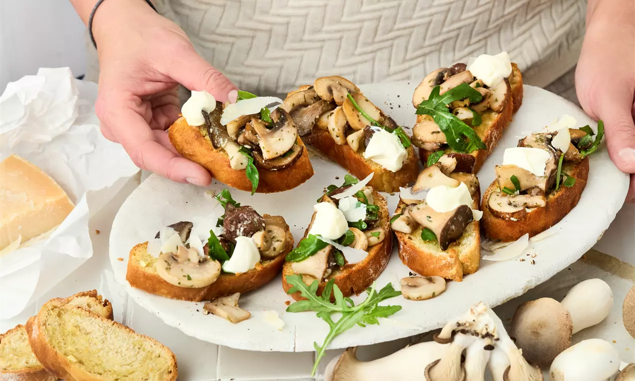Pilz Bruschetta selber machen – einfaches Rezept mit gebratenen Pilzen, frischen Kräutern, Parmesan und knusprigem Ciabatta. Herzhafter Snack oder Vorspeise mit Knoblauchöl und Essig.