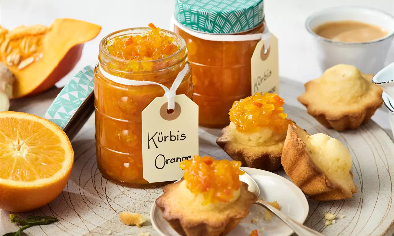 Diese herbstliche Kürbismarmelade hat eine tolle Farbe. Kürbis wird mit Orangensaft und Ingwer verfeinert.