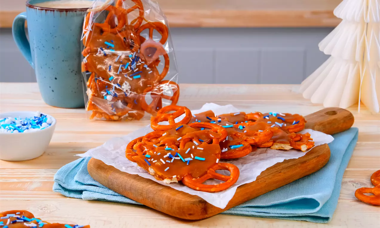 Karamell und Salzbrezeln vereint zu einem leckeren Brezel-Crunch. Eine knackige Kombination aus süß und salzig mit weihnachtlicher Deko.