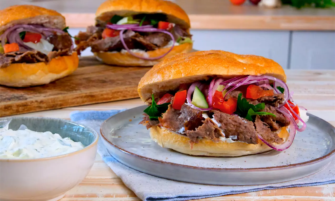 Mit diesem Rezept gelingt saftiger Döner auch ganz leicht im Backofen. Streetfood-Klassiker frisch, schnell und selbst gemacht.