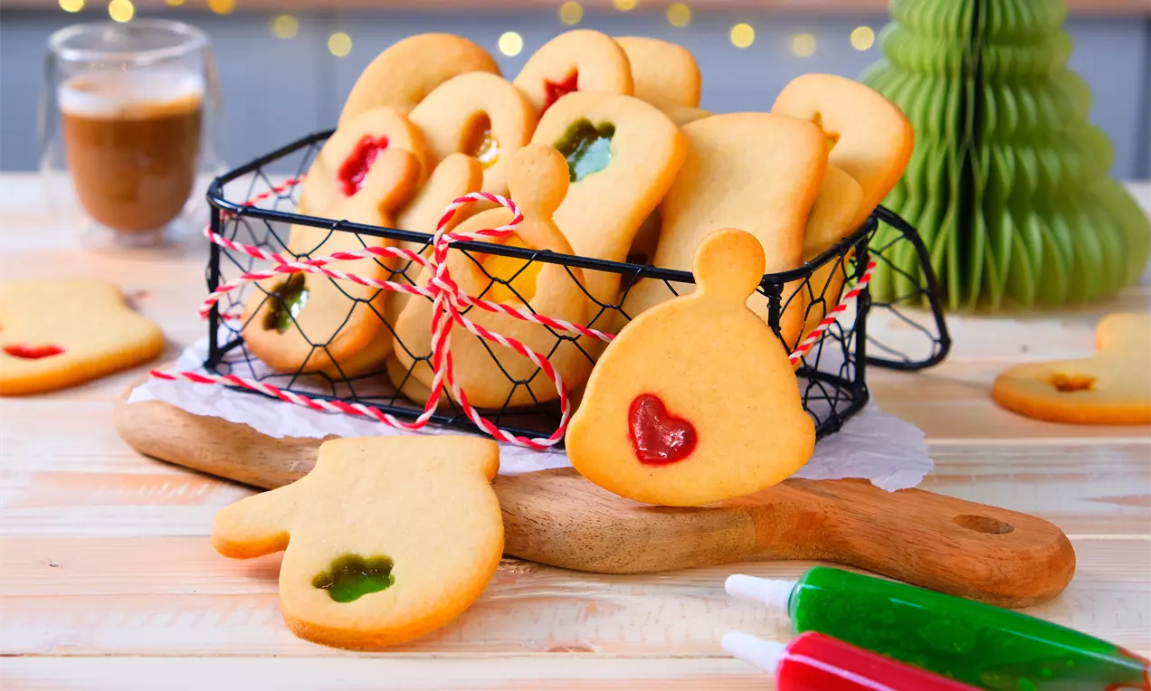 Backe dein eigenes buntes Fenster-Keks-Glück mit diesem einfachen und spaßigen Rezept! Starte jetzt und überrasche deine Liebsten.