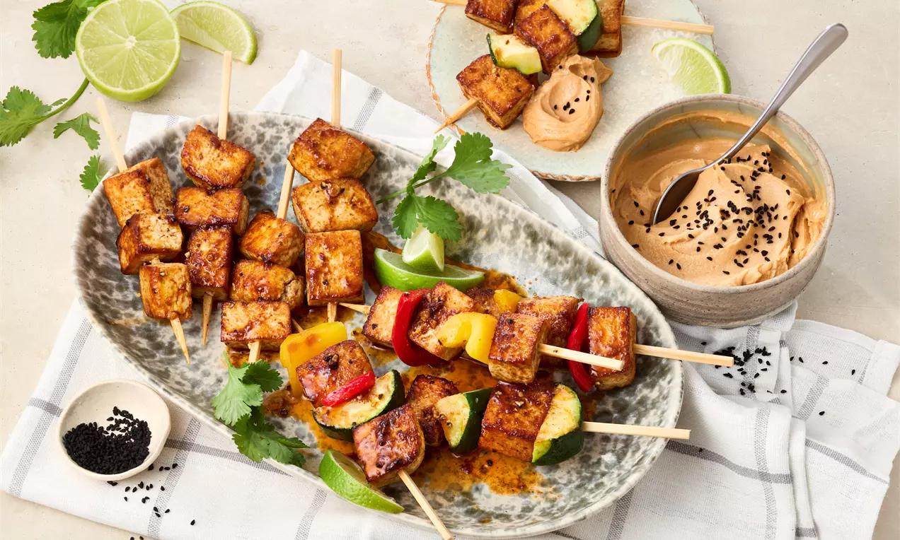 Vegane Tempeh-Spieße, knusprig gebraten und serviert mit cremig-nussiger Erdnusssoße – ein würziges, pflanzliches Gericht voller Geschmack, perfekt für Grill oder Pfanne.