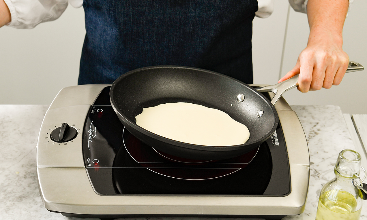Pfannkuchenteig in Pfanne geben backen DSC7624 Ausschnitt