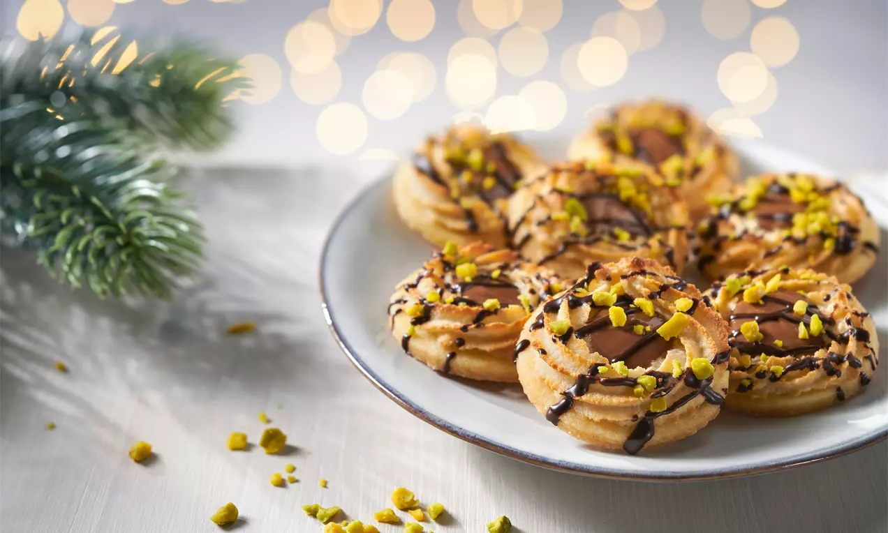 Nougat-Marzipan-Plätzchen mit Mürbeteig, cremiger Füllung und Pistazien – aromatische Weihnachtskekse, einfach gebacken und liebevoll verziert.