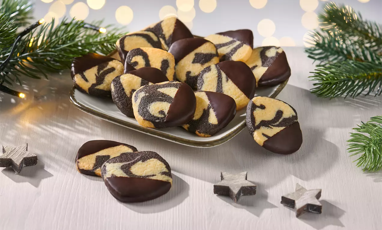 Marmorplätzchen backen – einfaches Rezept für knusprige Plätzchen mit hellem und dunklem Mürbeteig, hübschem Marmormuster und feiner Schokoglasur. Ideal für Weihnachten oder zwischendurch.