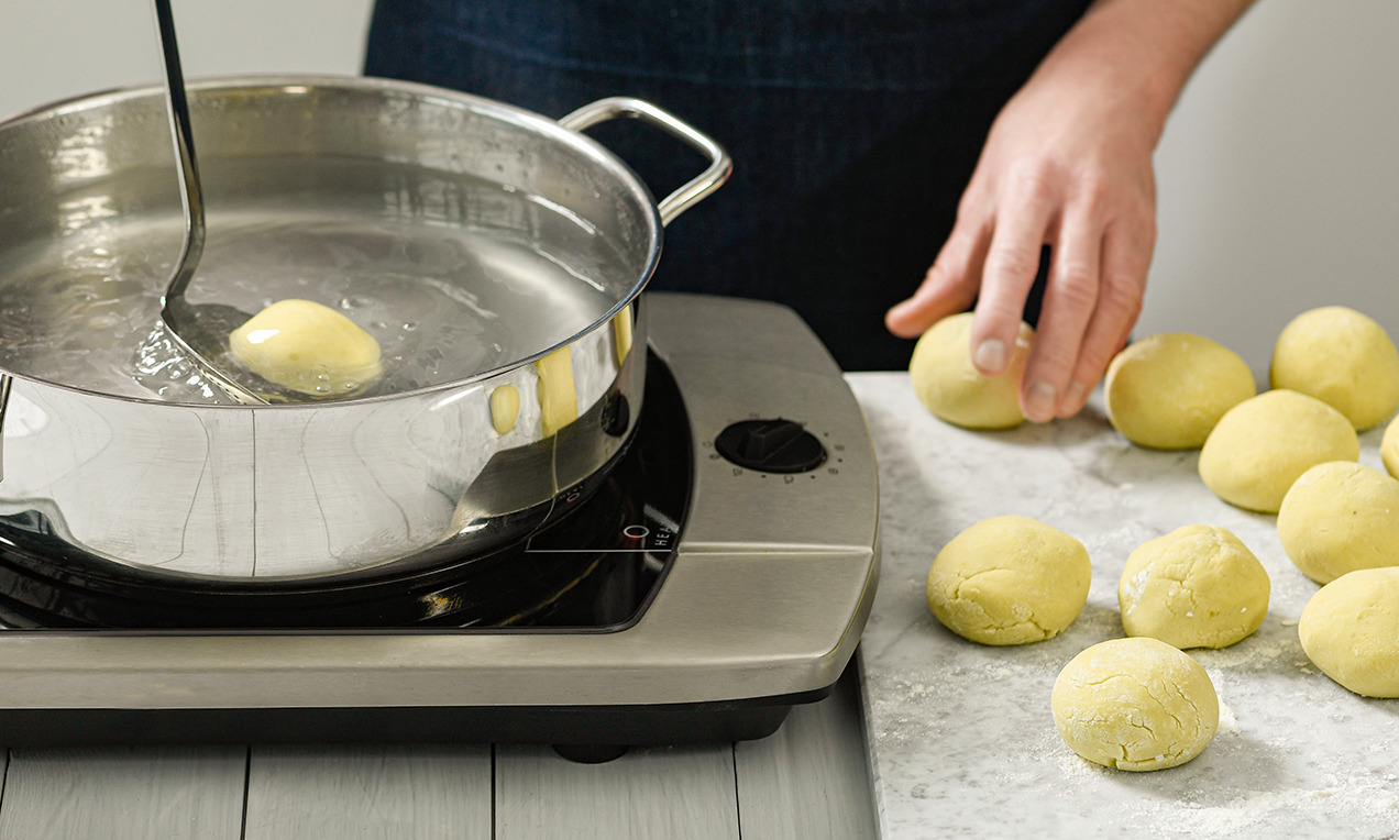 Knödel im Topf garen DSC3882 Ausschnitt