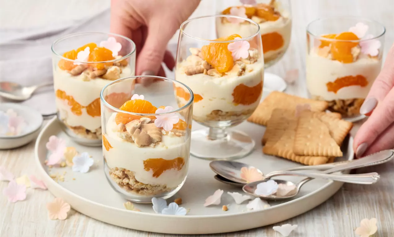 Mandarinen-Quark-Dessert im Glas mit Paradiescreme, fruchtigen Mandarinen und knusprigen Butterkeksen – ein cremiges, fruchtiges Dessert für besondere Genussmomente.
