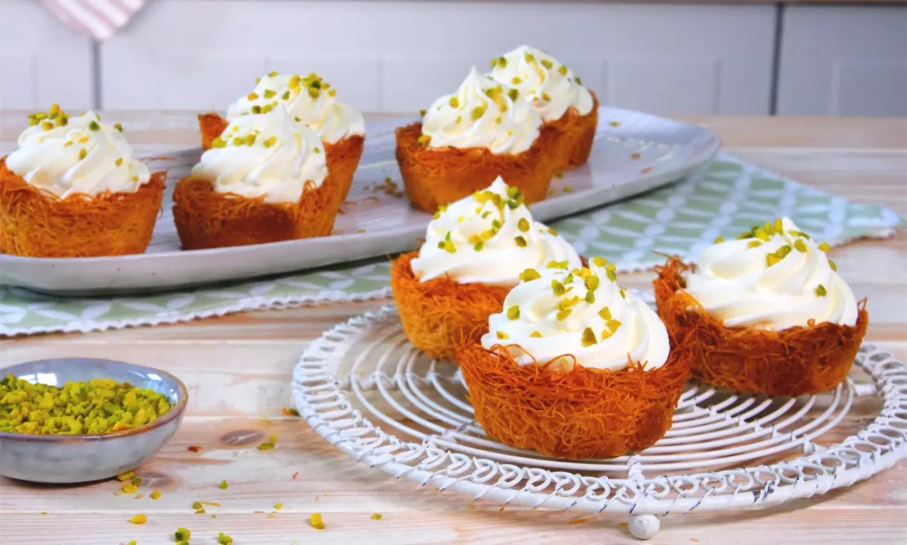 Leckere, knusprige Schälchen aus Kadayif mit Paradiescreme gefüllt.