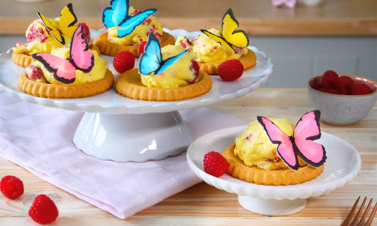 Diese leckeren Schütteltörtchen mit Paradiescreme und Himbeeren sind ohne Mixer in weniger als 5 Minuten fertig für das spontane Kaffeetrinken!