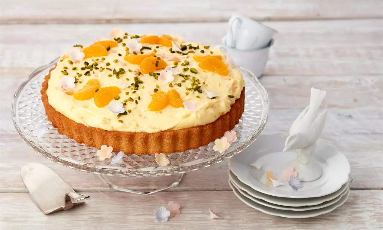Schüttelkuchen mit cremig-weißer Paradiescreme, orangenen Mandarinen und knusprigem Keksboden in einer Auflaufform garniert