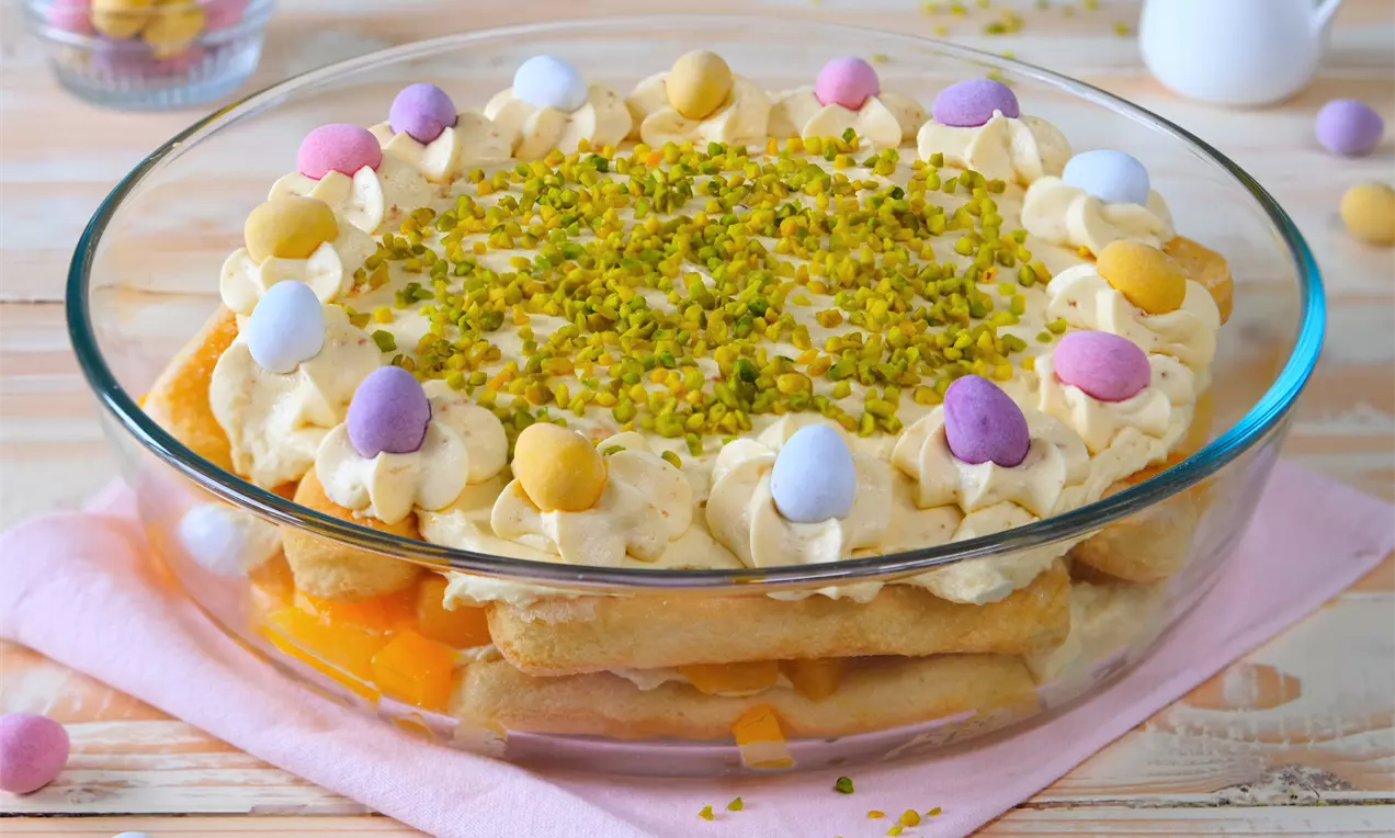 Tiramisu ist ein Dessert-Klassiker. Dieses Rezept für Oster Tiramisu ist einfach und schnell zubereitet.