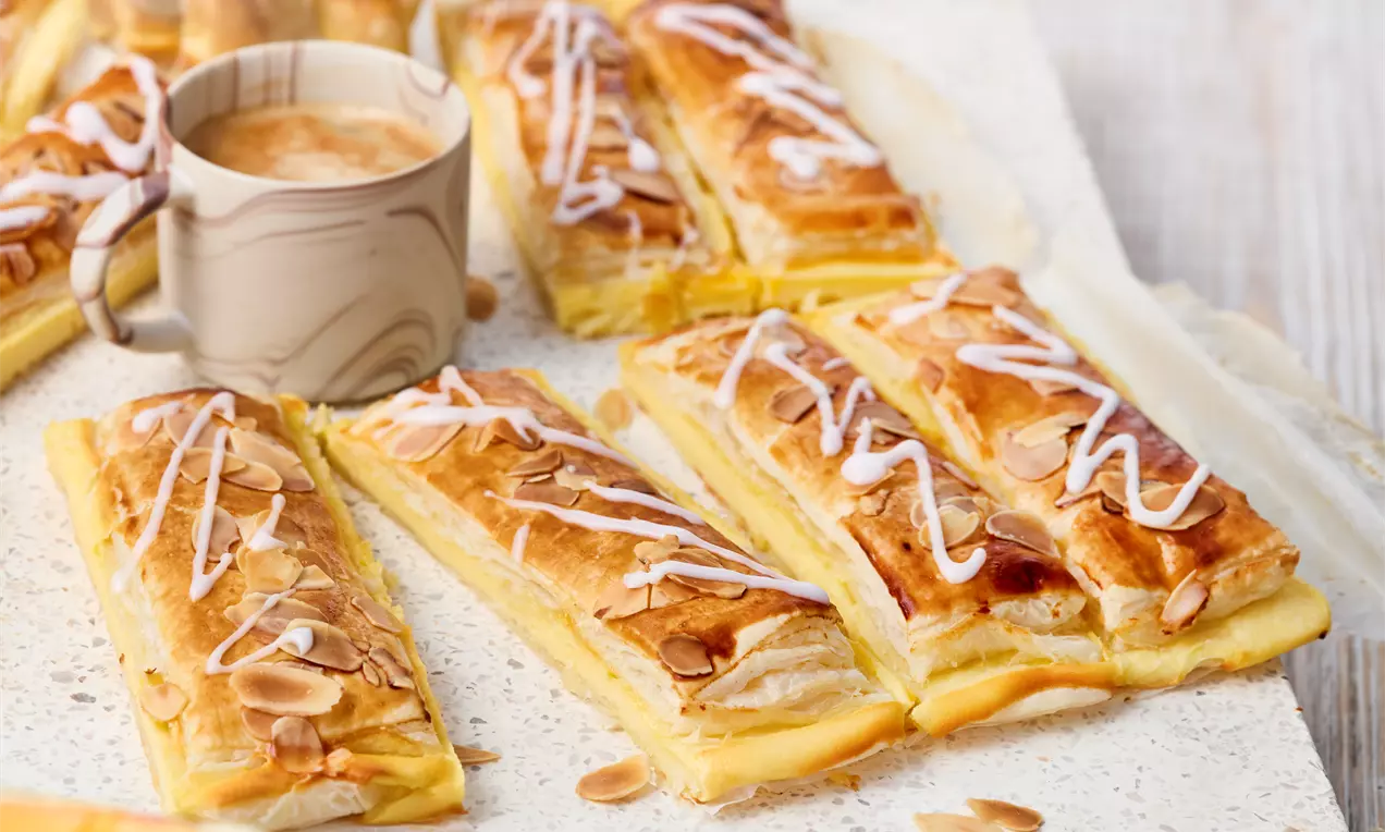Knuspriger Blätterteig gefüllt mit cremigem Vanillepudding, goldbraun gebacken – ein schnelles, einfaches Rezept, perfekt für Brunch oder Kaffeezeit und unwiderstehlich lecker.