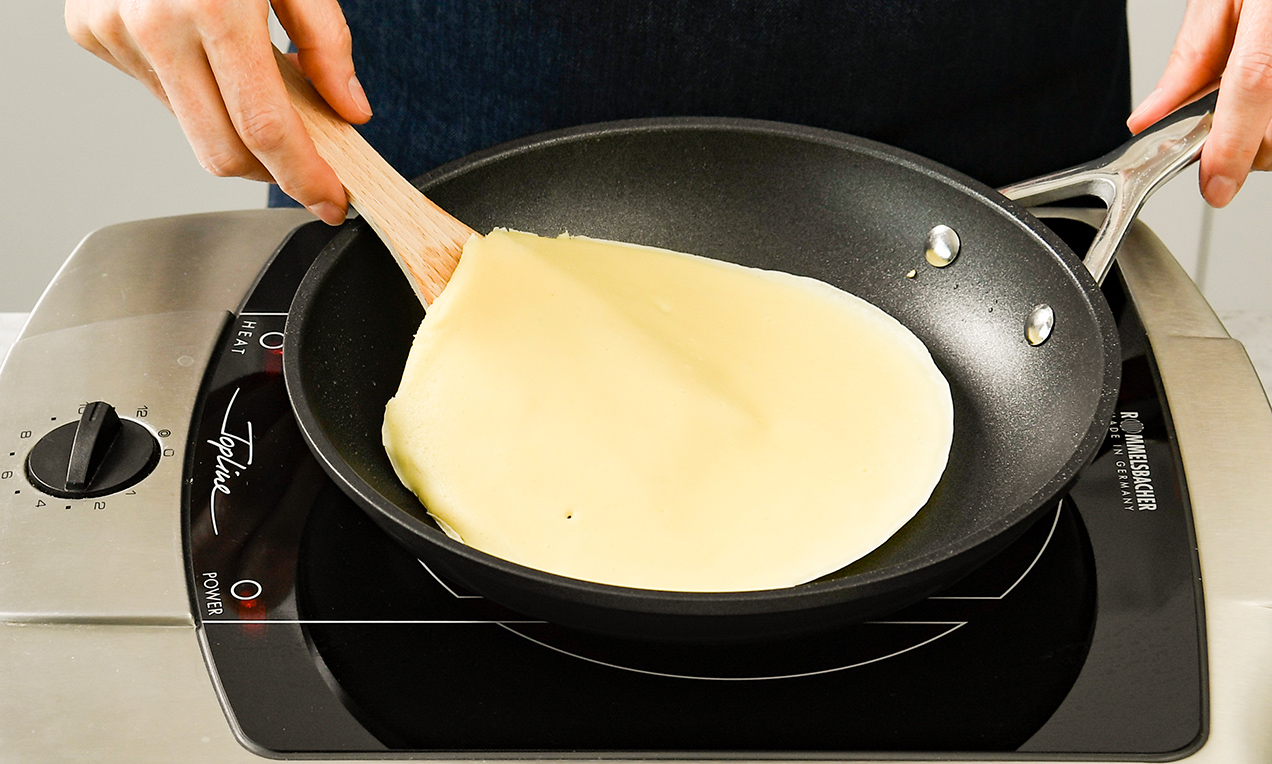 Pfannkuchen Pfannenwender wenden DSC7638 Ausschnitt