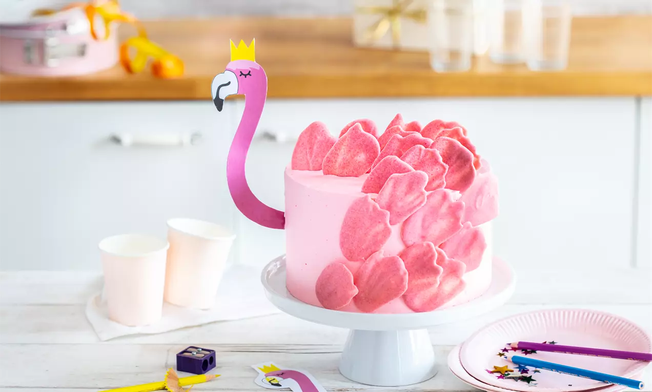 Diese Flamingo Torte begeistert dich mit luftigem Biskuit und fruchtiger Füllung, einer cremigen Mascarpone-Sahne und einer tollen Deko!