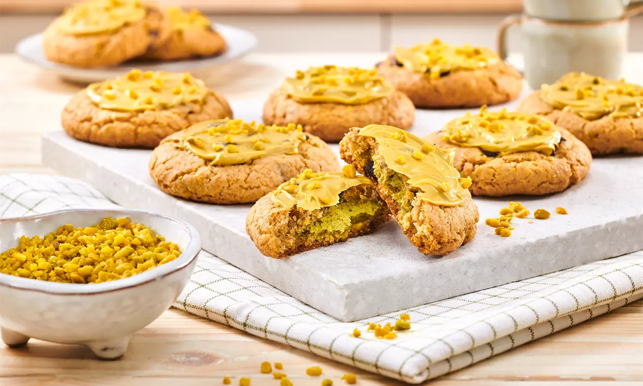 Pistazien Cookies mit cremiger Pistazienfüllung und gehackten Pistazien – einfaches Rezept für knusprig-weiche Kekse, perfekt zum Backen und Genießen.