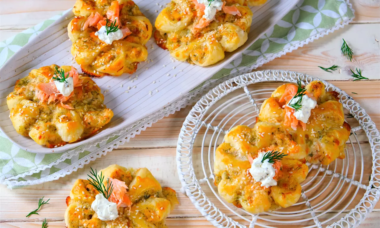 Backe deine eigenen Blätterteigblumen zum Osterfest. Ein leckeres herzhaftes Fingerfood. Probier es aus!