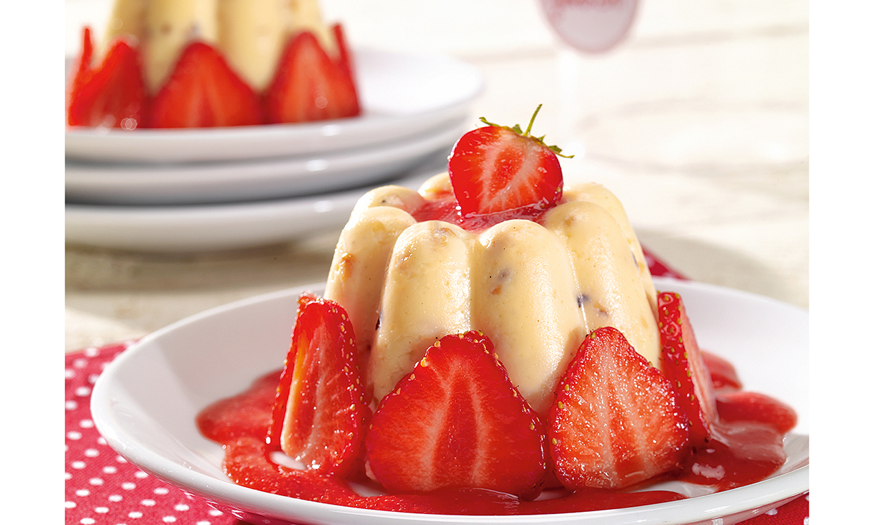 Nussiger Vanillepudding mit Erdbeersoße ausschnitt