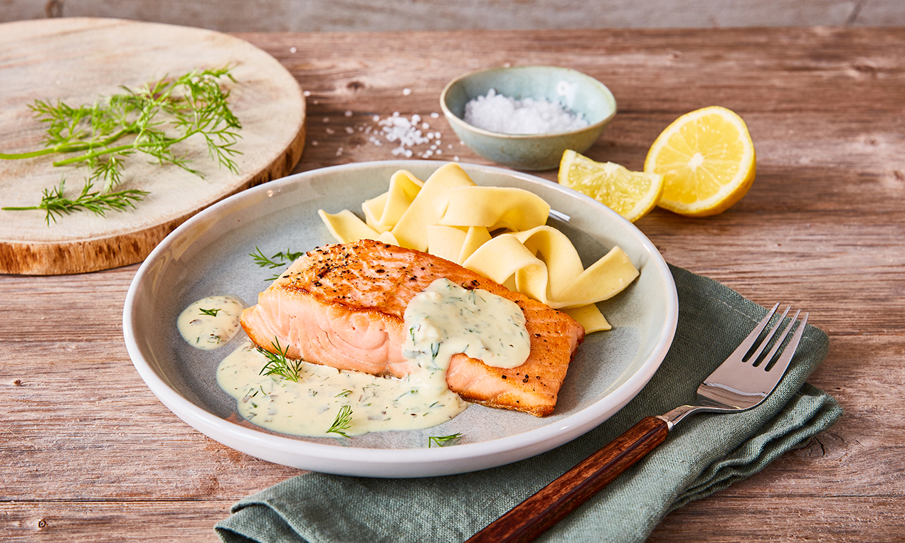 Lachs in Zitronen-Dill-Soße quer ausschnitt