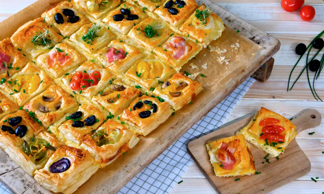 Goldbraun gebacken und herzhaft belegt-einfache Snacks aus dem Ofen sind schnell gemacht und vielseitig belegt.