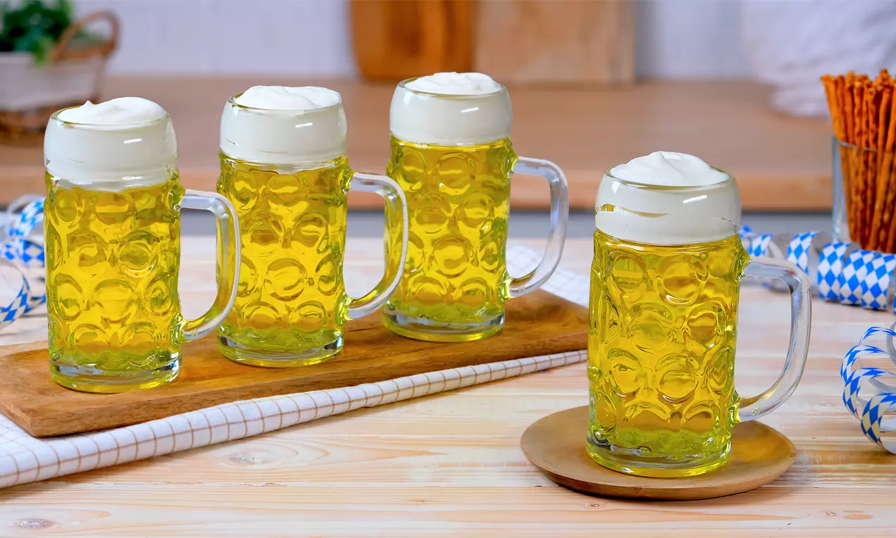 Witziges Wackelpudding-Bier mit Zitronengötterspeise und Sahne als Bierschaum – originelles Dessert für Oktoberfest, Party oder als süßer Hingucker.