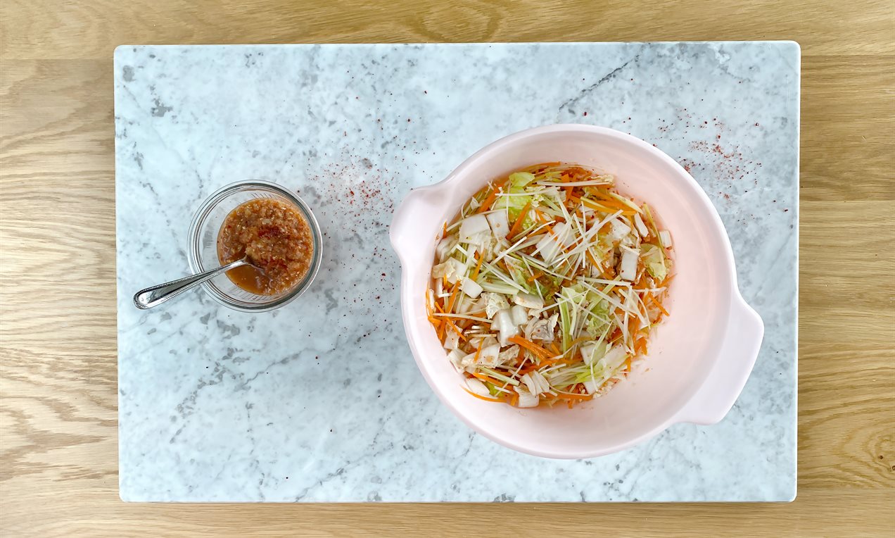 Kimchi 4 Gemüse in Rührschüssel und Kimchipaste 1086 ret