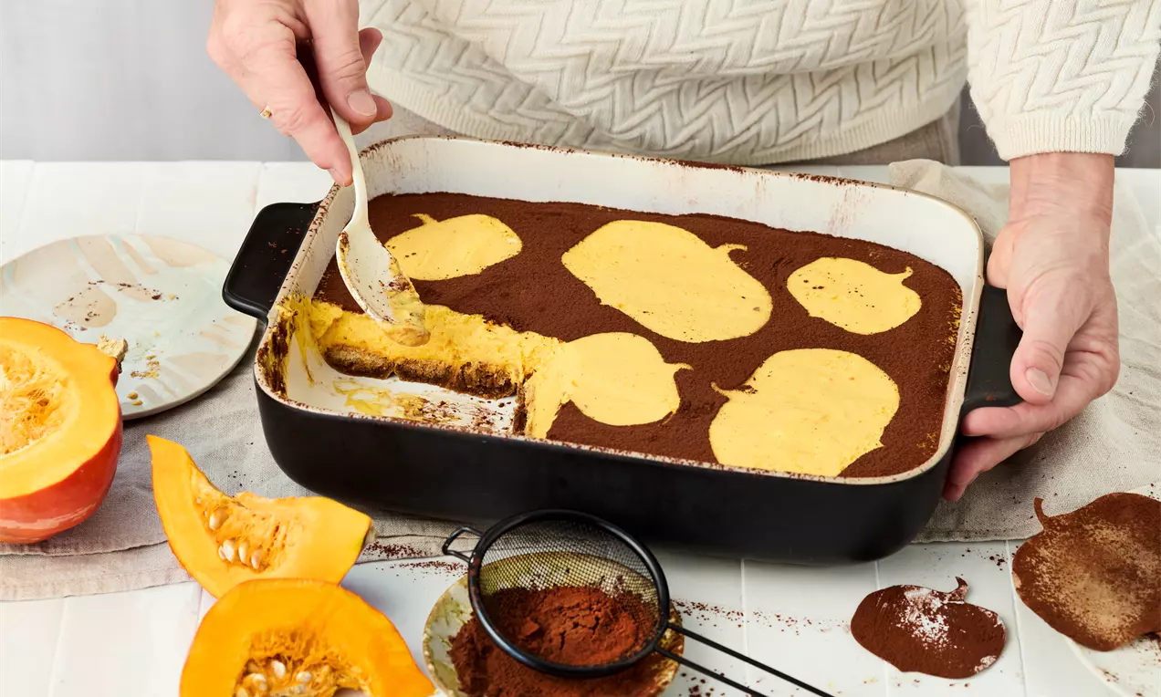 Herbstliches Kürbis-Tiramisu mit Kürbispüree, Vanille-Schoko-Mousse, Zimt, Amaretto und Espresso-getränkten Löffelbiskuits – einfaches Dessert-Rezept für gemütliche Genussmomente.