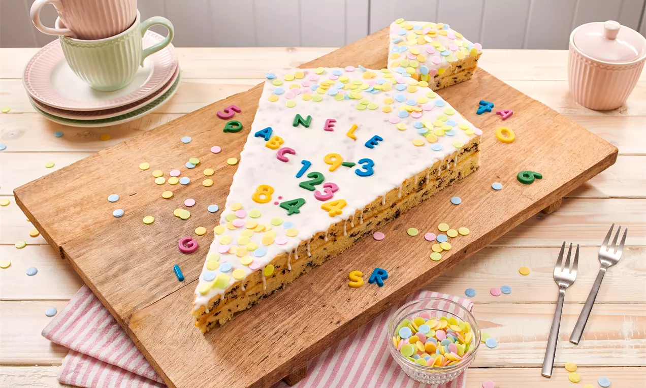 Bunte Schultüte als Kuchen zur Einschulung – saftiger Rührteig mit Schokoraspeln und Aprikosenaufstrich, liebevoll verziert als Highlight für das Einschulungsfest.
