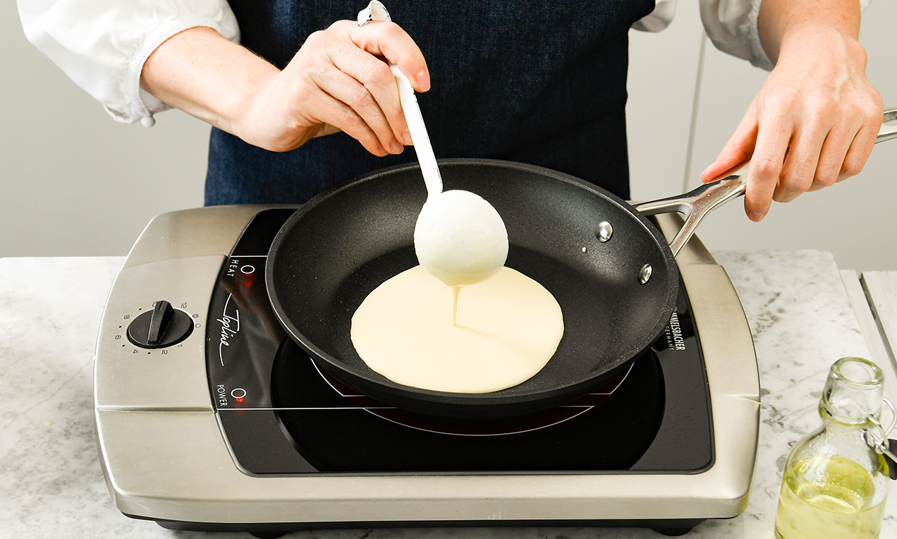 Pfannkuchenteig in Pfanne geben backen DSC7620 Ausschnitt