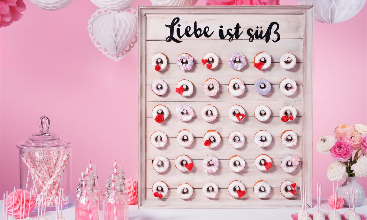 Picture - Mini-Donuts Sweet Table_01_rote Rosen und Herzen_Dr. Oetker_Feindaten_quer.jpg