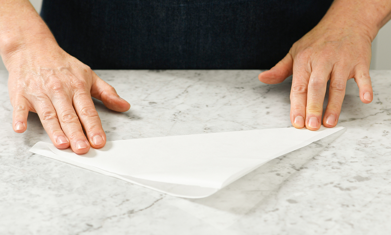 Papierspritzbeutel falten-3961 ret ausschnitt