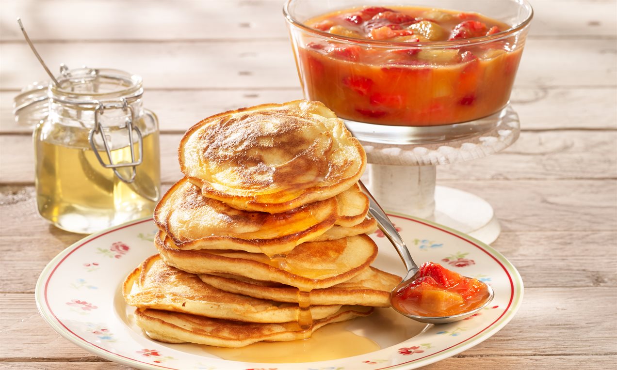 Picture - Pancakes mit Erdbeer-Rhabarber-Grütze_Dr. Oetker_Feindaten_quer.jpg