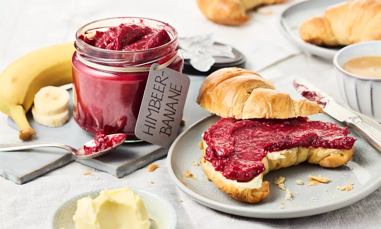 Fruchtige Himbeer-Bananen-Marmelade mit süßen Himbeeren und cremiger Banane – einfaches Rezept zum Einkochen, ideal als Brotaufstrich fürs Frühstück oder für kreative Dessertideen.