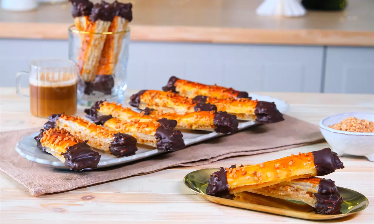 Gefüllte Mandelstangen aus Blätterteig mit Marzipan, Mandelkrokant und Schokoladenglasur – einfaches Rezept für süßes Gebäck, ideal für Kaffeetafel, Brunch oder als Snack zwischendurch.