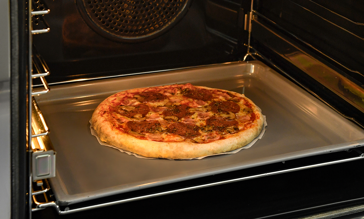 Picture - Pizza ofenfrisch auf Backblech DSC4178 Ausschnitt