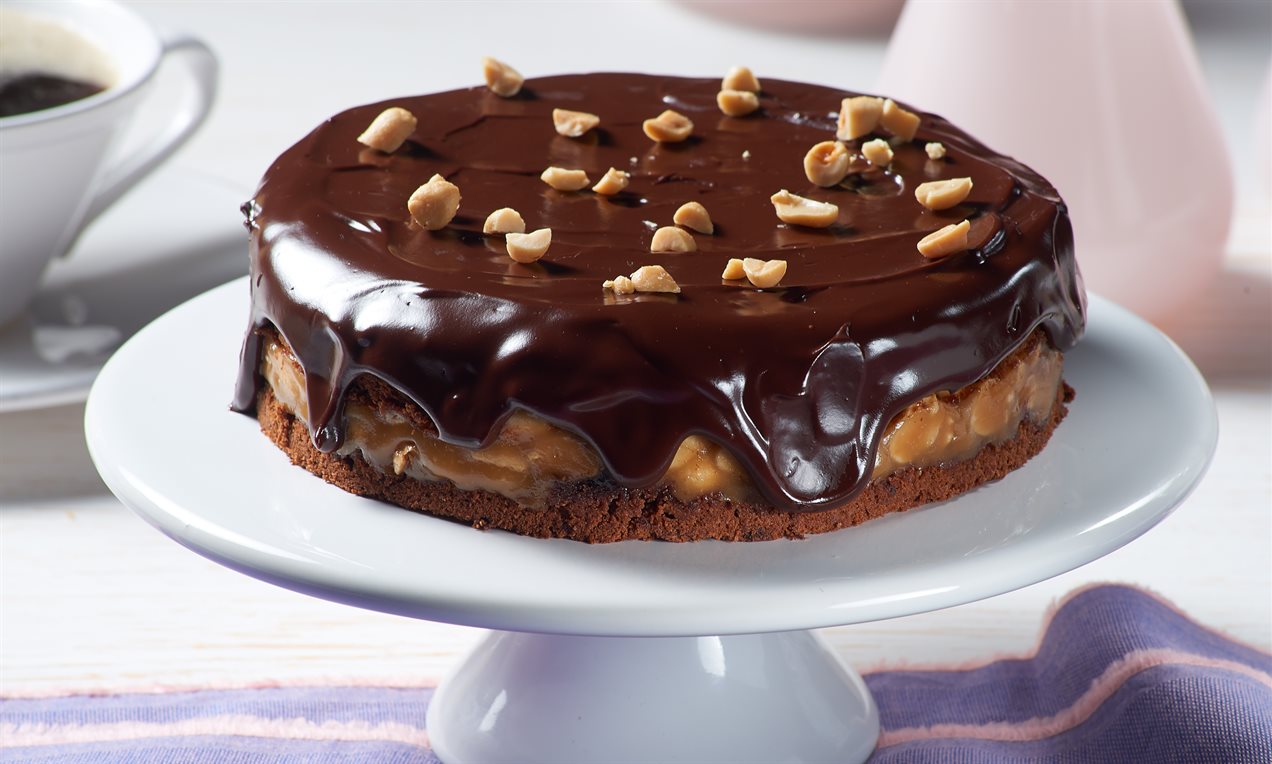 Kleine Schoko-Erdnuss-Torte nicht angeschnitten Dr. Oetker Feindaten quer.jpg