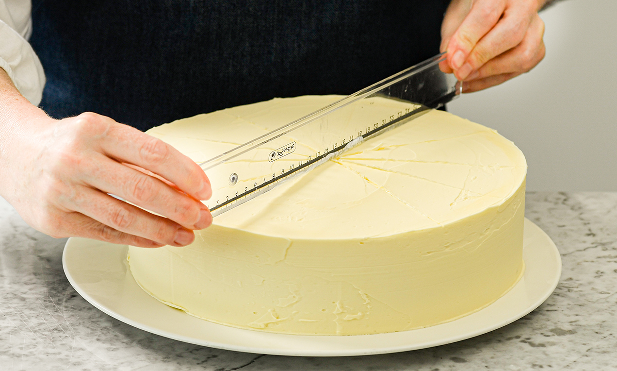 Torte mit Lineal einteilen DSC7829 Ausschnitt