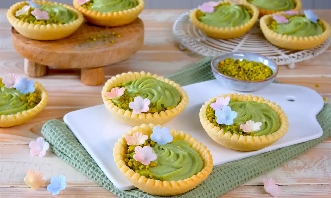 Leckerer Mürbteig gefüllt mit einer cremigen Pistazien-Mascarpone-Füllung.